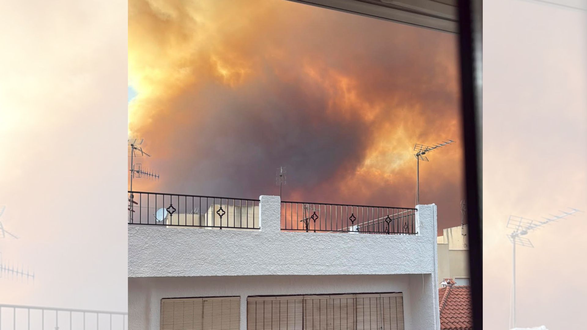 Vista del incendio desde una de las viviendas que fueron desalojadas en Bédar.