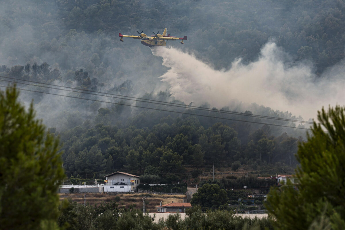 GRAFCVA5190. BETXÍ (CASTELLÓN), 26/07/2026.- Un hidroavión realiza una descarga de agua en Betxí en el frente del incendio declarado este sábado en la Vall d'Uixó (Castellón), y que lleva quemadas ya unas 4.300 hectáreas y cuyo perímetro supera los 40 kilómetros. EFE/Manuel Bruque