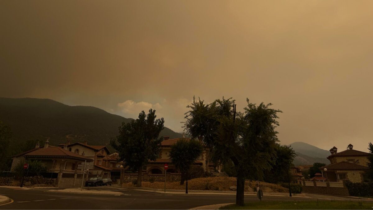 Vista de la humareda del incendio en la localidad de Sotillo de la Adrada (Ávila).