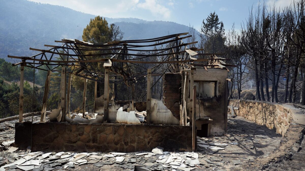 Zonas quemadas en los alrededores de el embalse de El Burguillo por el incendio que se originó en Burgohondo (Ávila).