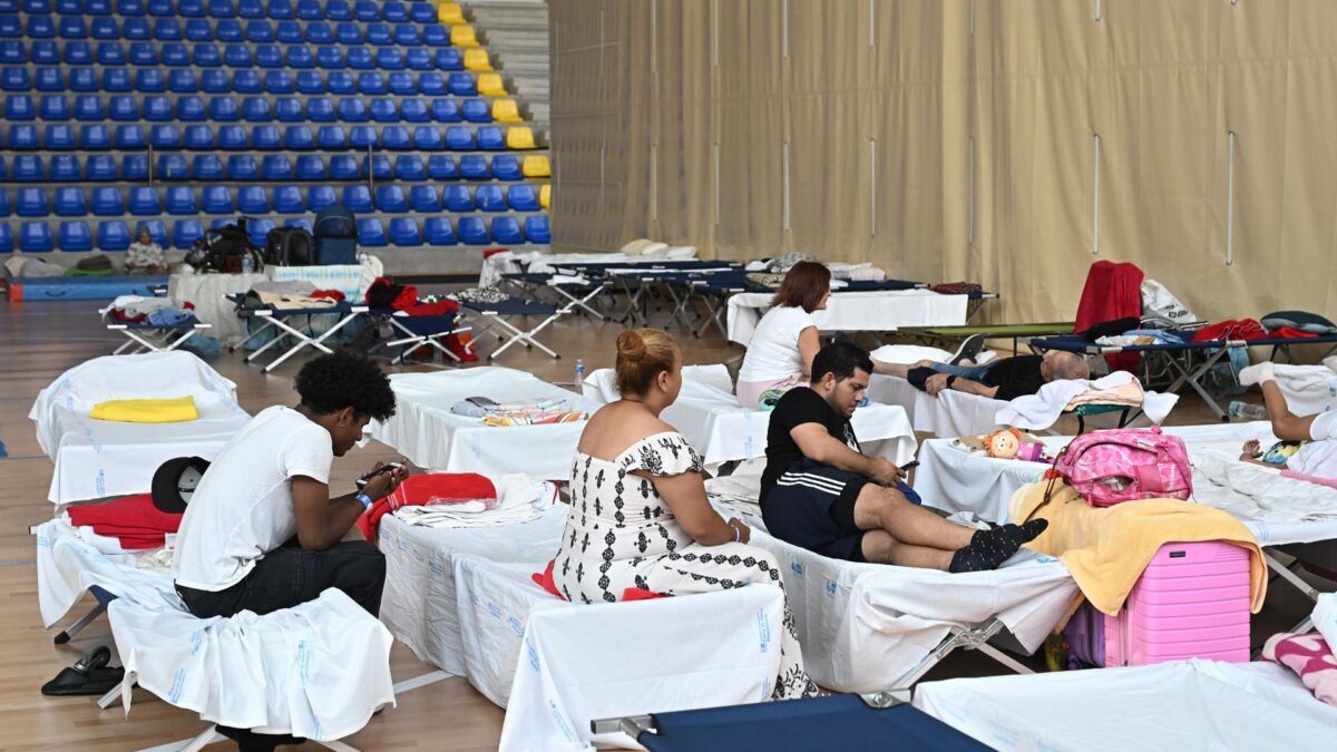 Decenas de vecinos de las localidades desalojadas por el incendio de la sierra oeste de la Comunidad de Madrid en un polideportivo de Las Rozas.