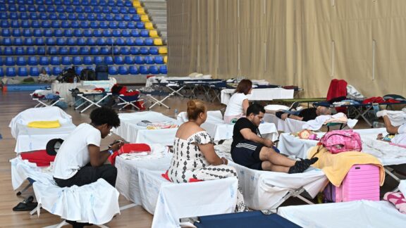 Decenas de vecinos de las localidades desalojadas por el incendio de la sierra oeste de la Comunidad de Madrid en un polideportivo de Las Rozas.