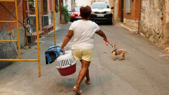 Vecinos de la localidad madrileña de Cadalso de los Vídrios siendo desalojados del municipio.