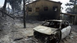 Vista de un coche y una casa quemados por un incendio en Navaluenga (Ávila).