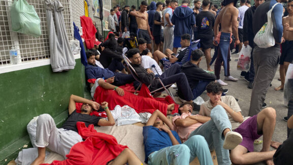 CEUTA (ESPAÑA), 29/07/2026.- Más de 400 personas, según los cálculos estimados por fuentes policiales, aguardan en estos momentos poder acceder al interior del Centro de Estancia Temporal de Inmigrantes (CETI), cuyo recinto tiene cubiertas sus 512 plazas e incluso alguna más. EFE/ Rafael Peña