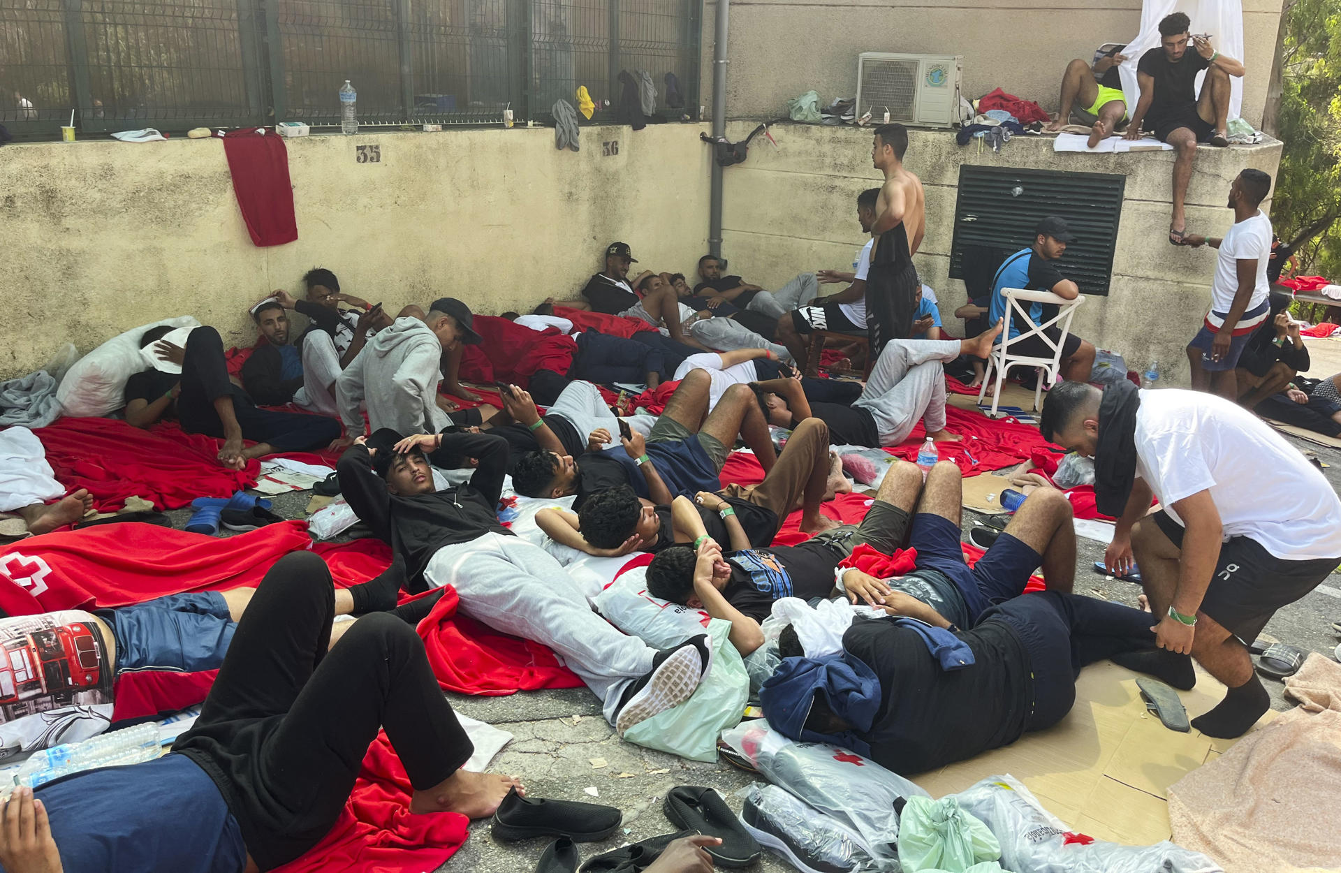 FOTODELDÍA CEUTA, 28/07/2026.-Ceuta ha vuelto a vivir una madrugada de máxima presión migratoria, agravada por la falta de visibilidad en algunas zonas del mar por la niebla, lo que ha provocado el acceso de más de 70 migrantes de distintas nacionalidades, mientras que Marruecos ha conseguido frenar a más de 200 personas más. Según han informado a EFE fuentes policiales, la situación se ha vuelto a vivir en el espigón fronterizo sur del Tarajal, por donde grupos de migrantes han intentado acceder a nado, al igual que han hecho otras personas durante los últimos días.EFE/ Reduan Dris