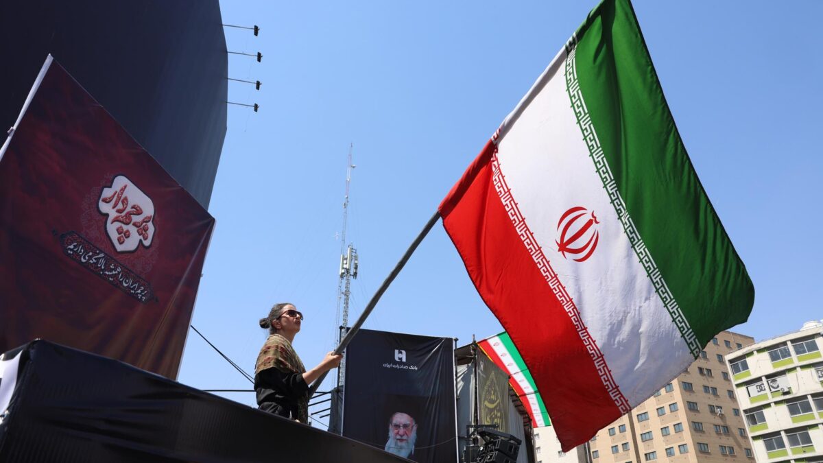 TEHRAN (IRAN(Islamic Republic Of)), 30/06/2026.- A woman holds Irans national flag at the Valiasr Square in Tehran, Iran, 30 June 2026. Iran says that its delegation will be in Qatar to review some details in the previous agreement with the US, adding that there is no plan for any kind of high-level meetings or direct talks between the United States and Iran in Qatar. Heightened tensions continue in the region following recent exchanges of fire between Iran and the US despite a recently signed agreement. (Estados Unidos, Teherán, Catar) EFE/EPA/ABEDIN TAHERKENAREH RESTRICTIONS: NO Access Israel Media/Persian Language TV Stations Outside Iran/Strictly No Access BBC Persian/VOA Persian/Manoto TV/Iran International TV. (As mandated by Iran's Directorate General for Foreign Media) --