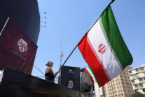 TEHRAN (IRAN(Islamic Republic Of)), 30/06/2026.- A woman holds Irans national flag at the Valiasr Square in Tehran, Iran, 30 June 2026. Iran says that its delegation will be in Qatar to review some details in the previous agreement with the US, adding that there is no plan for any kind of high-level meetings or direct talks between the United States and Iran in Qatar. Heightened tensions continue in the region following recent exchanges of fire between Iran and the US despite a recently signed agreement. (Estados Unidos, Teherán, Catar) EFE/EPA/ABEDIN TAHERKENAREH RESTRICTIONS: NO Access Israel Media/Persian Language TV Stations Outside Iran/Strictly No Access BBC Persian/VOA Persian/Manoto TV/Iran International TV. (As mandated by Iran's Directorate General for Foreign Media) --