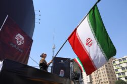 TEHRAN (IRAN(Islamic Republic Of)), 30/06/2026.- A woman holds Irans national flag at the Valiasr Square in Tehran, Iran, 30 June 2026. Iran says that its delegation will be in Qatar to review some details in the previous agreement with the US, adding that there is no plan for any kind of high-level meetings or direct talks between the United States and Iran in Qatar. Heightened tensions continue in the region following recent exchanges of fire between Iran and the US despite a recently signed agreement. (Estados Unidos, Teherán, Catar) EFE/EPA/ABEDIN TAHERKENAREH RESTRICTIONS: NO Access Israel Media/Persian Language TV Stations Outside Iran/Strictly No Access BBC Persian/VOA Persian/Manoto TV/Iran International TV. (As mandated by Iran's Directorate General for Foreign Media) --