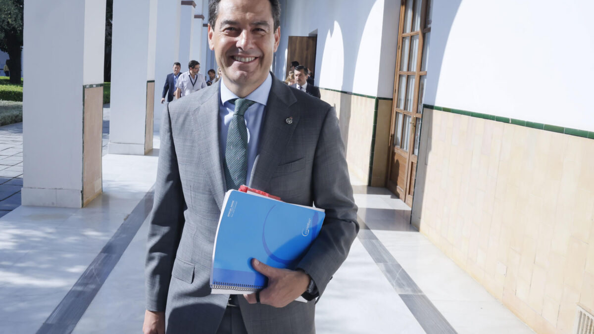 SEVILLA, 30/06/2026.- El líder popular Juanma Moreno durante la segunda jornada del debate de su investidura en el Parlamento andaluz. EFE/José Manuel Vidal