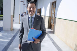 SEVILLA, 30/06/2026.- El líder popular Juanma Moreno durante la segunda jornada del debate de su investidura en el Parlamento andaluz. EFE/José Manuel Vidal