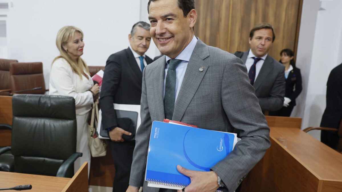 SEVILLA, 30/06/2026.- El líder popular Juanma Moreno durante la segunda jornada del debate de su investidura en el Parlamento andaluz. EFE/José Manuel Vidal