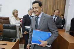 SEVILLA, 30/06/2026.- El líder popular Juanma Moreno durante la segunda jornada del debate de su investidura en el Parlamento andaluz. EFE/José Manuel Vidal