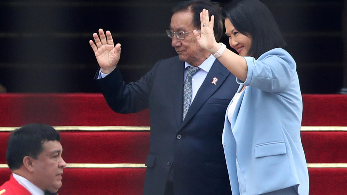 La presidenta electa de Perú, Keiko Fujimori (d), saluda junto al presidente interino, José María Balcázar, este jueves en el Palacio de Gobierno en Lima (Perú). Fujimori, reconoció que hay "muchas expectativas", así como "muchas decisiones" por tomar durante su mandato (2026-2031), que asumirá el 28 de julio, en desafíos que van desde la delincuencia común hasta la presencia del fenómeno climatológico de El Niño. Tras visitar a Balcázar, dijo estar preparándose para que "tomemos las riendas y destinos de nuestro país". EFE/ Paolo Aguilar