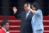 La presidenta electa de Perú, Keiko Fujimori (d), saluda junto al presidente interino, José María Balcázar, este jueves en el Palacio de Gobierno en Lima (Perú). Fujimori, reconoció que hay "muchas expectativas", así como "muchas decisiones" por tomar durante su mandato (2026-2031), que asumirá el 28 de julio, en desafíos que van desde la delincuencia común hasta la presencia del fenómeno climatológico de El Niño. Tras visitar a Balcázar, dijo estar preparándose para que "tomemos las riendas y destinos de nuestro país". EFE/ Paolo Aguilar