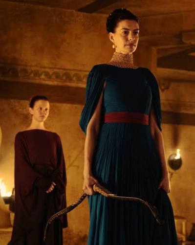 Mia Goth y Anne Hathaway como Nausícaa y Penélope en 'La Odisea' de Christopher Nolan