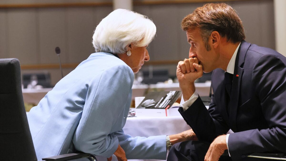 Brussels (BEL), 23/10/2025.- European Central Bank President Christine Lagarde (L) speaks with French President Emmanuel Macron during a EU Summit working dinner at the European Council building in Brussels, Belgium, 23 October 2025. EU leaders discussed the situation in Ukraine, European defense, developments in the Middle East, competitiveness, housing and migration. (Bélgica, Ucrania, Bruselas) EFE/EPA/Francois Walschaerts / POOL