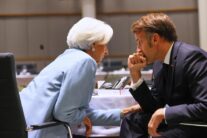 Brussels (BEL), 23/10/2025.- European Central Bank President Christine Lagarde (L) speaks with French President Emmanuel Macron during a EU Summit working dinner at the European Council building in Brussels, Belgium, 23 October 2025. EU leaders discussed the situation in Ukraine, European defense, developments in the Middle East, competitiveness, housing and migration. (Bélgica, Ucrania, Bruselas) EFE/EPA/Francois Walschaerts / POOL