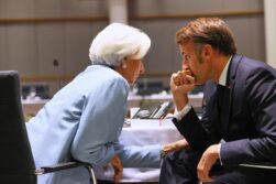 Brussels (BEL), 23/10/2025.- European Central Bank President Christine Lagarde (L) speaks with French President Emmanuel Macron during a EU Summit working dinner at the European Council building in Brussels, Belgium, 23 October 2025. EU leaders discussed the situation in Ukraine, European defense, developments in the Middle East, competitiveness, housing and migration. (Bélgica, Ucrania, Bruselas) EFE/EPA/Francois Walschaerts / POOL