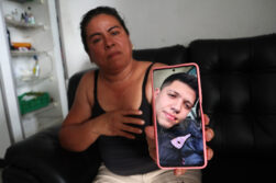 Nayibe Ayala muestra una foto de su vecino, Johan Sebastián Durán Guerrero asesinado en Estados Unidos, durante una entrevista con EFE este miércoles en Bucaramanga (Colombia). Una vela permanece encendida en una casa del barrio La Victoria, en la ciudad colombiana de Bucaramanga, como un homenaje silencioso de vecinos y familiares a Durán Guerrero, el joven que fue asesinado el lunes en una operación del Servicio de Control de Inmigración y Aduanas (ICE) en Biddeford, estado de Maine (EE.UU.). EFE/ Mario Caicedo
