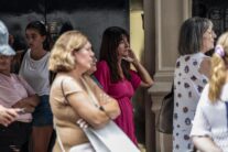 Personas hacen fila frente al consulado español, el 23 de febrero de 2023 en Buenos Aires (Argentina).