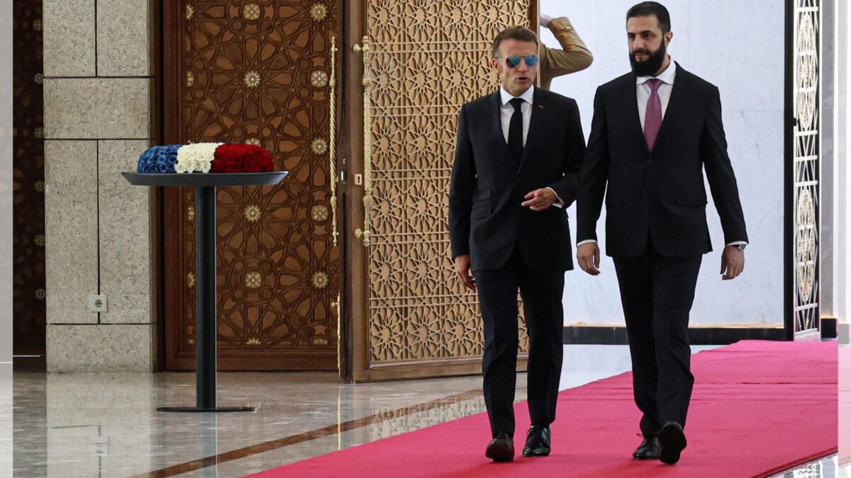 El presidente francés, Emmanuel Macron, y el presidente de Siria, Ahmad al-Sharaa.