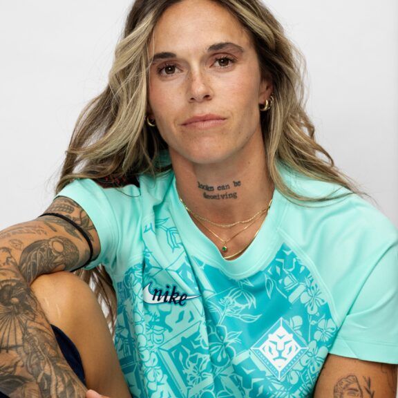 Mapi León posando con la camiseta del London City Lionesses