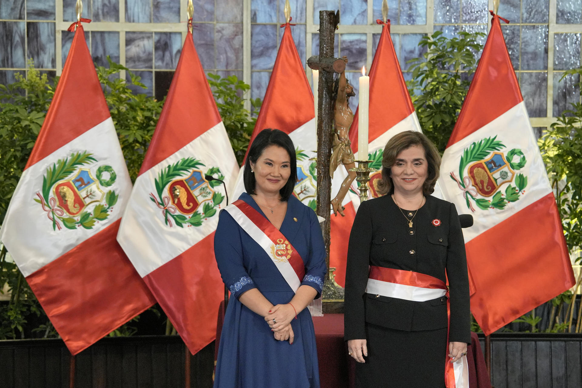 La presidenta de Perú, Keiko Fujimori, posa con la ministra de la Mujer y Poblaciones Vulnerables, María Seminario, durante la toma de juramento de su gabinete ministerial este martes, en Lima 