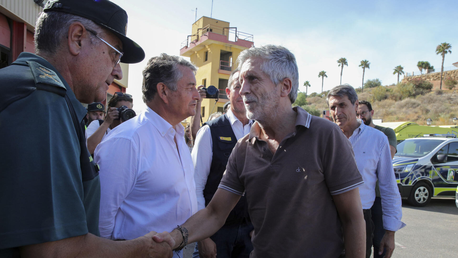 TURRE (ALMERÍA), 10/07/2026.- El ministro del Interior, Fernándo Grande-Marlaska (c), saluda al general Jefe de la Guardia Civil en Andalucía, Luis Ortega (i), a su llegada este viernes el centro de mando del incendio de los Gallardos situado en la localidad almeriense de Turre. EFE/Pepe Torres
