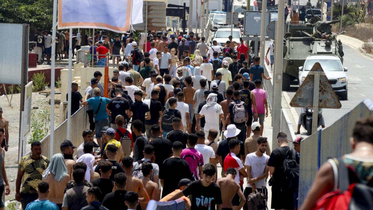 Un número de inmigrantes en suelo español en Ceuta.