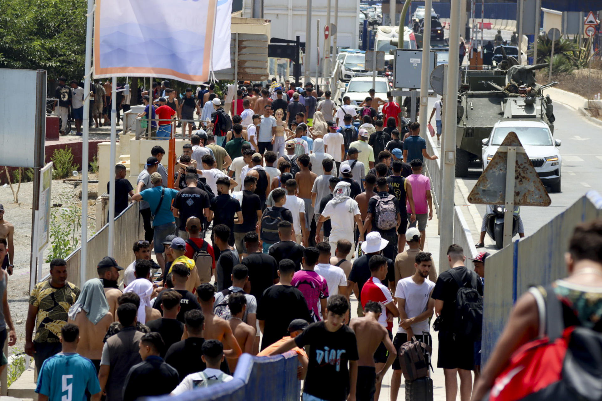 Un número de inmigrantes en suelo español en Ceuta, este viernes. El número de cadáveres encontrados en las últimas horas en la costa de la ciudad española de Ceuta tras la entrada masiva de personas procedentes de Marruecos asciende ya a 43, informaron a EFE fuentes policiales. Las fuerzas de seguridad y los servicios de emergencia siguen localizando algunos cuerpos de las miles de personas, sobre todo marroquíes y argelinos, que se lanzaron al mar desde las costas marroquíes de Castillejos para intentar alcanzar la costa ceutí a nado en los últimos días; y no se descarta que la cifra continúe aumentando. EFE/ Reduan Dris