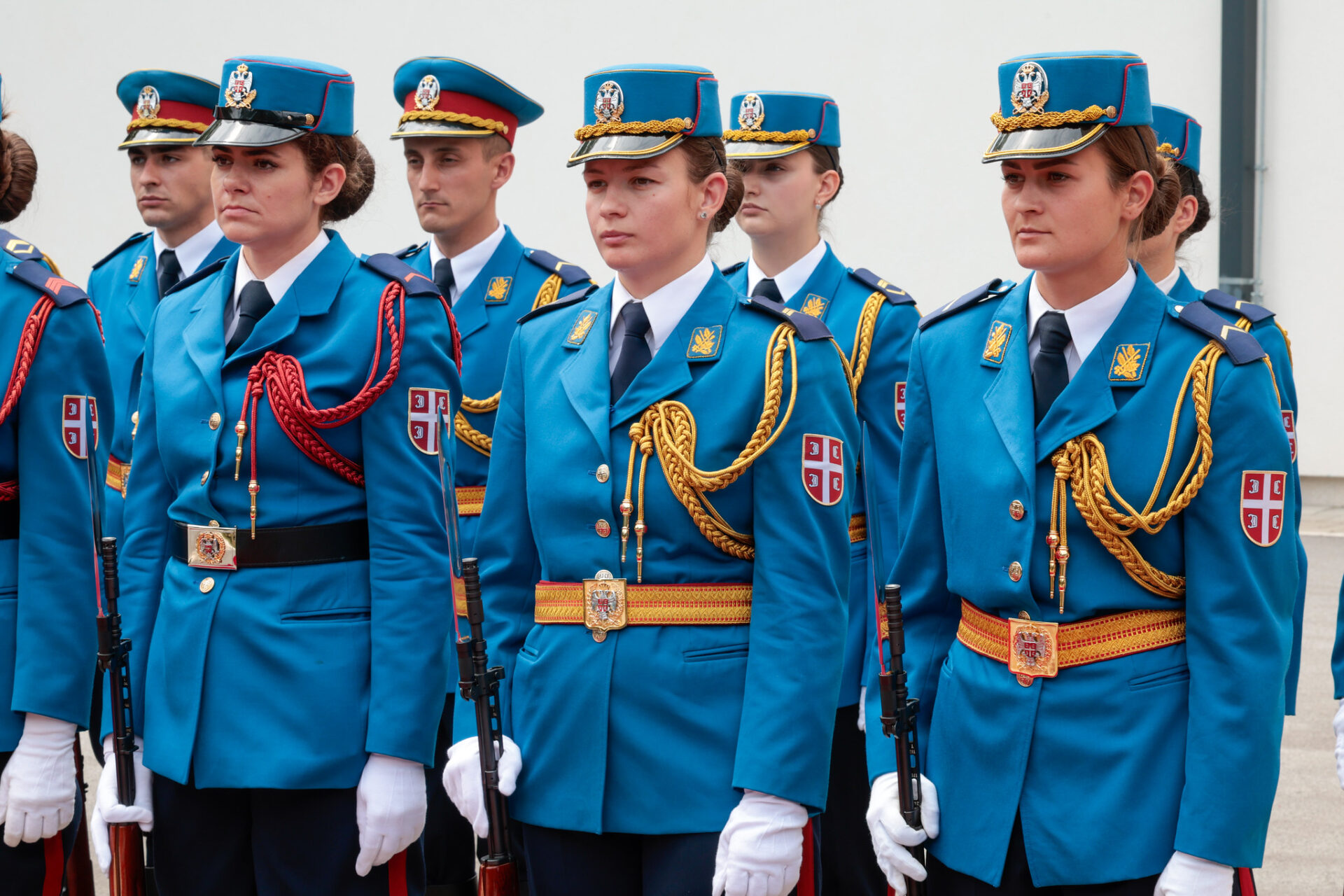 Militares serbias durante el acto celebrado en Belgrado en el marco de la visita de la ministra de Defensa española