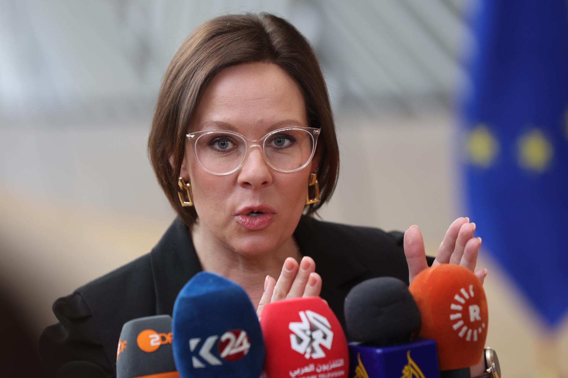 Brussels (Belgium), 11/05/2026.- Swedish Minister for Foreign Affairs Maria Malmer Stenergard speaks to the media as she arrives for a meeting of the Foreign Affairs Council (FAC) in Brussels, Belgium, 11 May 2026. EU foreign ministers meet to discuss Russia's war against Ukraine, including the High-Level Meeting of the International Coalition for the Return of Ukrainian Children, as well as the situation in the Middle East, the Western Balkans, and preparations for the EU-Syria high-level political dialogue later in the day. (Bélgica, Rusia, Ucrania, Bruselas) EFE/EPA/OLIVIER HOSLET