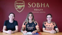 Misa Rodríguez dormalizando la firma de su contrato con el Arsenal.