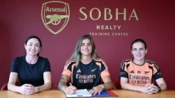 Misa Rodríguez dormalizando la firma de su contrato con el Arsenal.