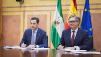 El presidente de Andalucía, Juanma Moreno firma su acuerdo de gobierno con su nuevo vicepresidente, de Vox, Manuel Gavira