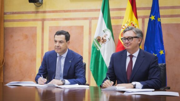 El presidente de Andalucía, Juanma Moreno firma su acuerdo de gobierno con su nuevo vicepresidente, de Vox, Manuel Gavira