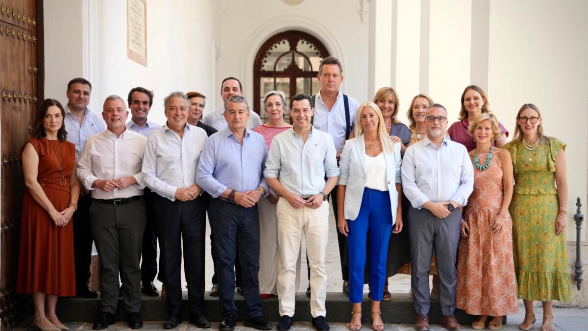 El presidente de la Junta de Andalucía, Juanma Moreno, con su gobierno en funciones