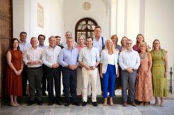 El presidente de la Junta de Andalucía, Juanma Moreno, con su gobierno en funciones