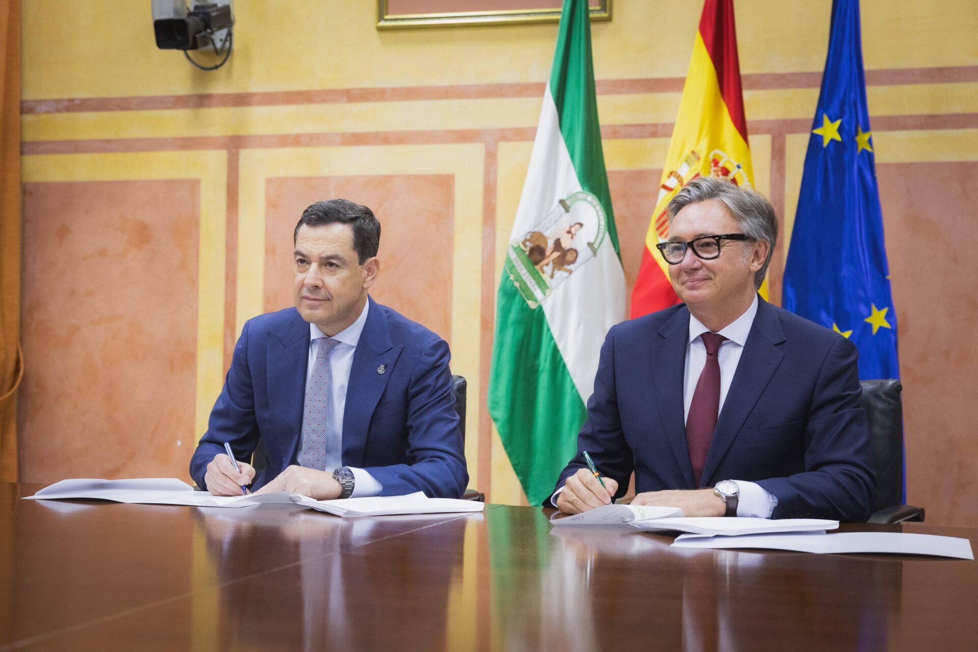 El presidente de Andalucía, Juanma Moreno firma su acuerdo de gobierno con su nuevo vicepresidente, de Vox, Manuel Gavira