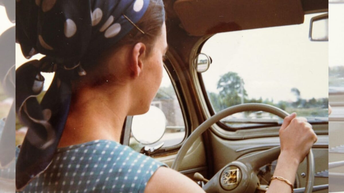 Una mujer conduciendo.