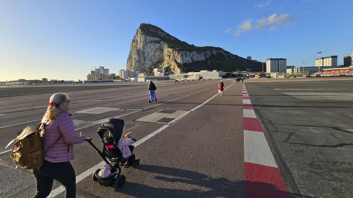 Una mujer cruza el aeropuerto de Gibraltar este viernes en el que Reino Unido y España se reúnen en Bruselas para llagar a un acuerdo sobre el peñón. EFE/A.Carrasco Ragel.