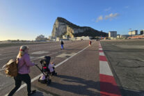 Una mujer cruza el aeropuerto de Gibraltar este viernes en el que Reino Unido y España se reúnen en Bruselas para llagar a un acuerdo sobre el peñón. EFE/A.Carrasco Ragel.