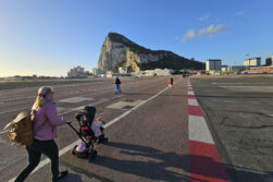 Una mujer cruza el aeropuerto de Gibraltar este viernes en el que Reino Unido y España se reúnen en Bruselas para llagar a un acuerdo sobre el peñón. EFE/A.Carrasco Ragel.