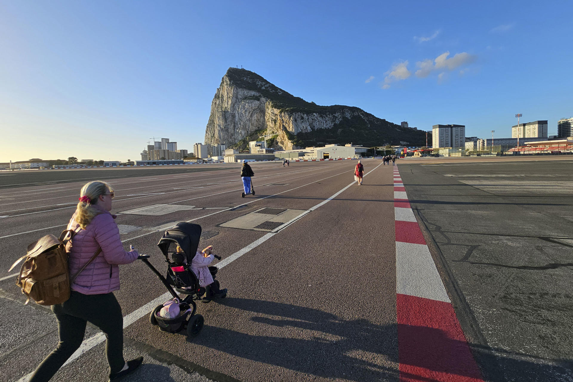 Una mujer cruza el aeropuerto de Gibraltar este viernes en el que Reino Unido y España se reúnen en Bruselas para llagar a un acuerdo sobre el peñón. EFE/A.Carrasco Ragel.