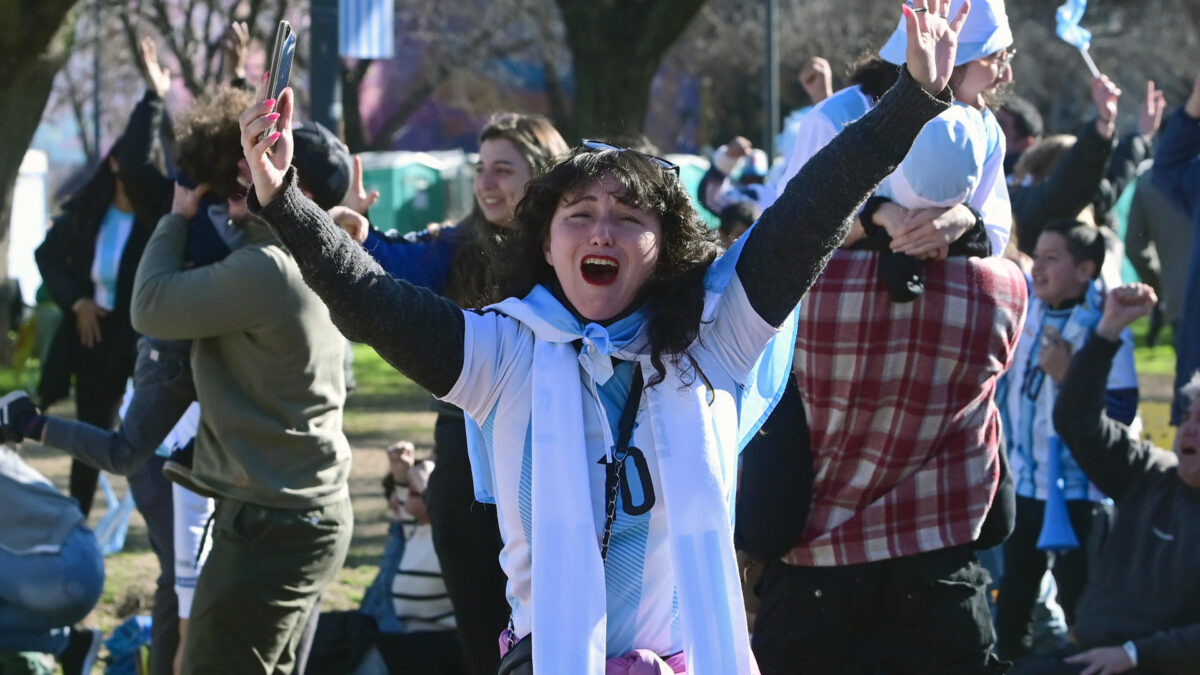 Una aficionada de Argentina celebra durante la transmisión de un partido del Mundial de la FIFA 2026 entre Argentina y Egipto este martes, en un Fan Fest en Buenos Aires (Argentina). EFE/ Matias Martin Campaya