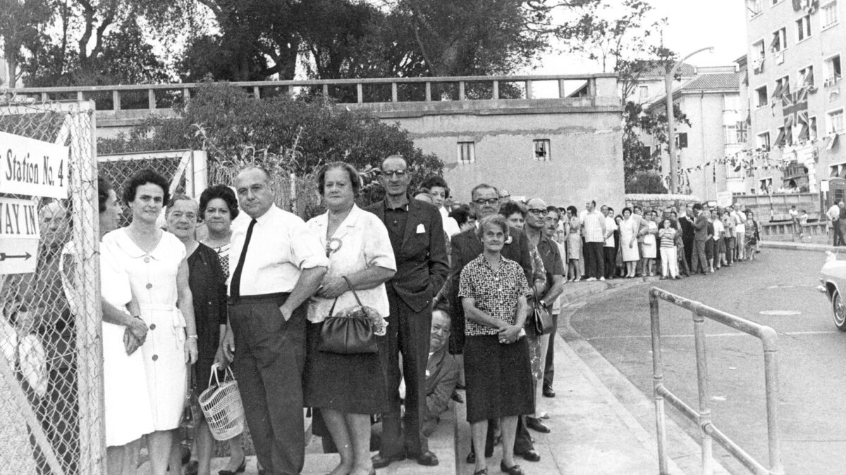 11/09/67.- Una larga cola de electores aguarda su turno para poder votar en el referendum celebrado ayer en Gibraltar. Los gibraltareños han votado masivamente eguir siendo británicos y contra la reclamación española de soberanía sobre Gibraltar. En el Peñón se espera que España rompa relaciones diplomáticas con Gibraltar.- UNITED PRESS INTERNATIONAL/jgb