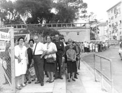 11/09/67.- Una larga cola de electores aguarda su turno para poder votar en el referendum celebrado ayer en Gibraltar. Los gibraltareños han votado masivamente eguir siendo británicos y contra la reclamación española de soberanía sobre Gibraltar. En el Peñón se espera que España rompa relaciones diplomáticas con Gibraltar.- UNITED PRESS INTERNATIONAL/jgb