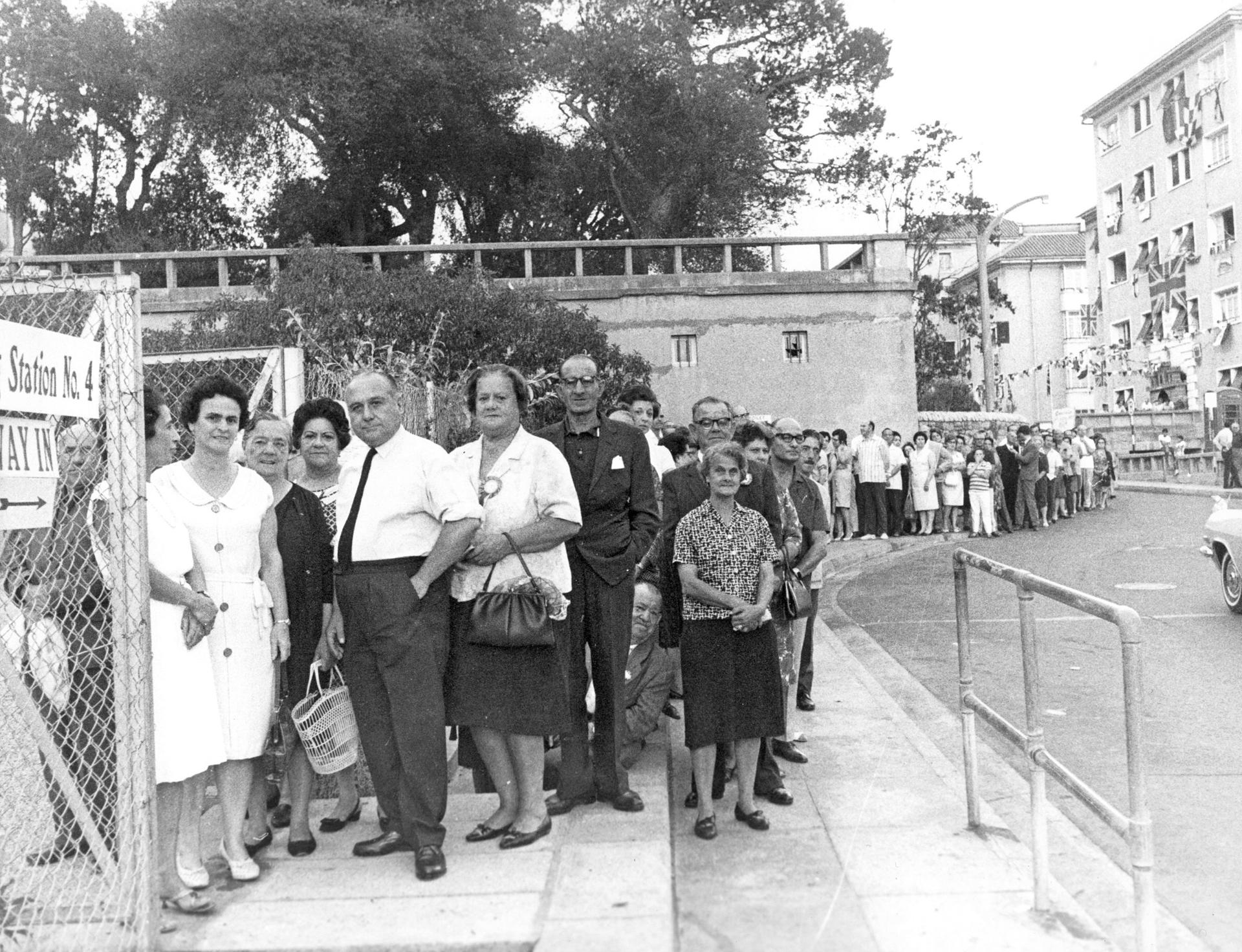11/09/67.- Una larga cola de electores aguarda su turno para poder votar en el referendum celebrado ayer en Gibraltar. Los gibraltareños han votado masivamente eguir siendo británicos y contra la reclamación española de soberanía sobre Gibraltar. En el Peñón se espera que España rompa relaciones diplomáticas con Gibraltar.- UNITED PRESS INTERNATIONAL/jgb