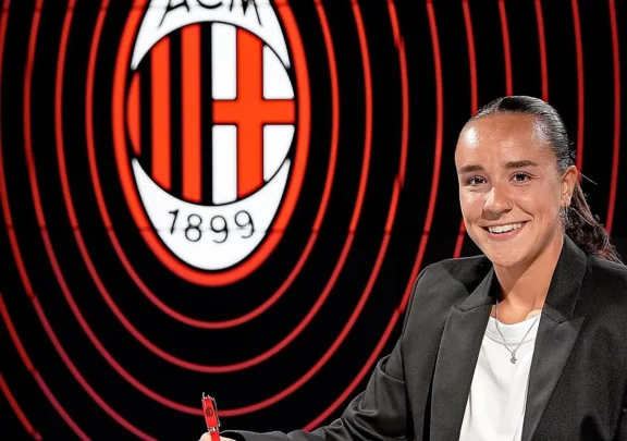 Nerea Nevado en la firma de su contrato por el AC Milan